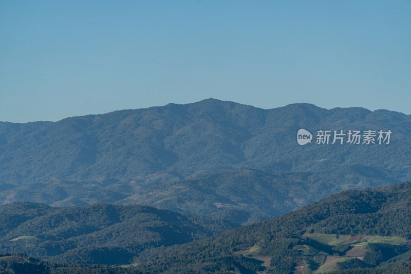 晴空下的山脉高角度视图