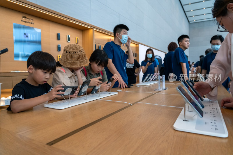 上海市南京东路苹果专卖店体验产品的顾客