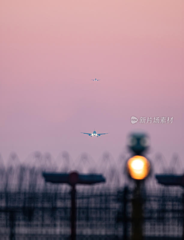 飞机在机场跑道前起飞降落逆光美景