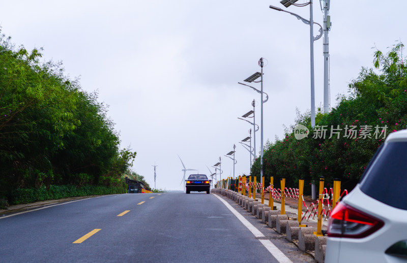 福建省福州平潭岛环岛路，起雾的道路