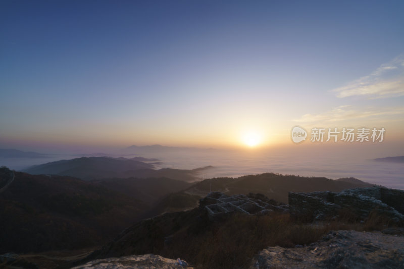 湖北武汉龙王尖日出时分的壮美山景俯瞰图