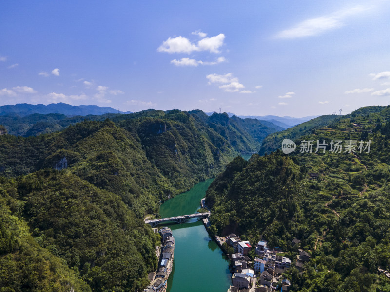 连绵起伏山川丘陵蓝天白云航拍图