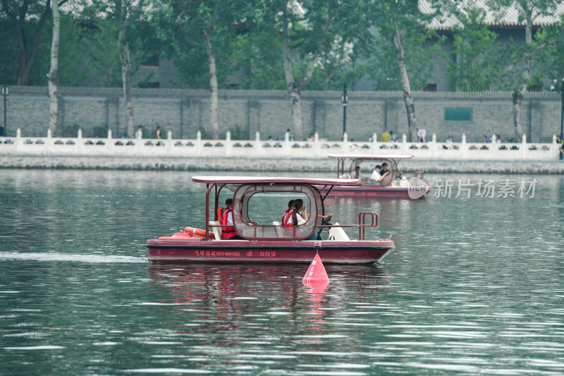 湖面上游客乘坐游船观光