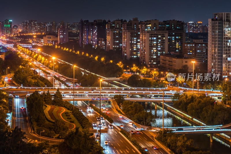 城市夜景中车水马龙的立交桥