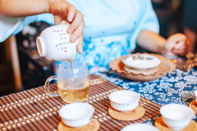 茶艺师正在表演中国茶道