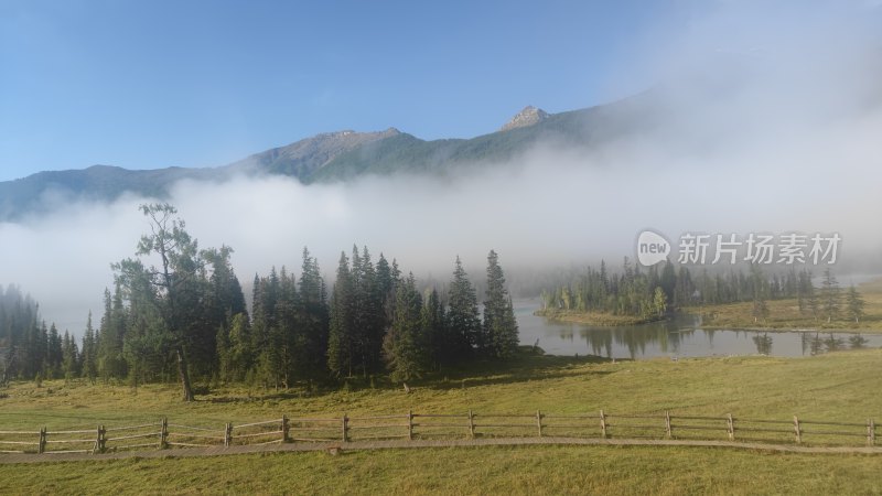 山间晨雾缭绕的草地湖泊自然风光