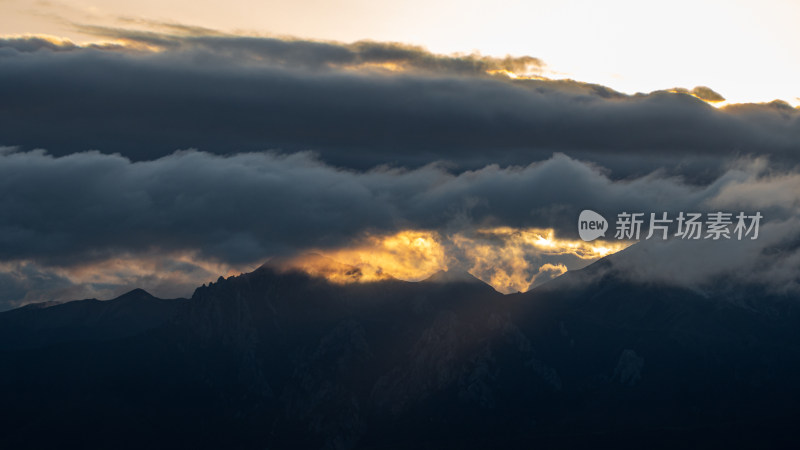 日落时的天空山峰云景