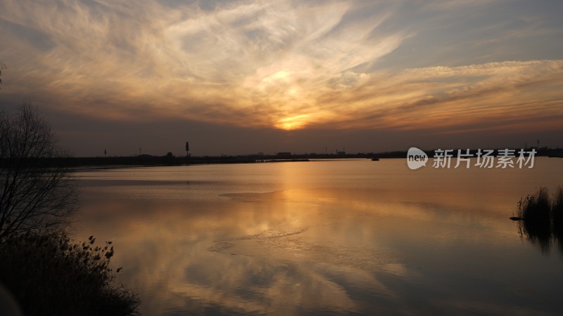 湖边的黄昏日落风景