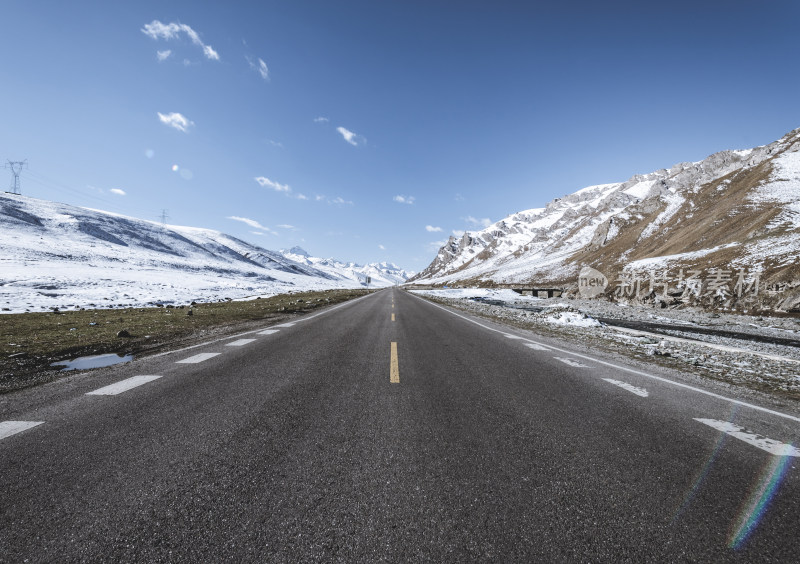 雪山旁的公路风景