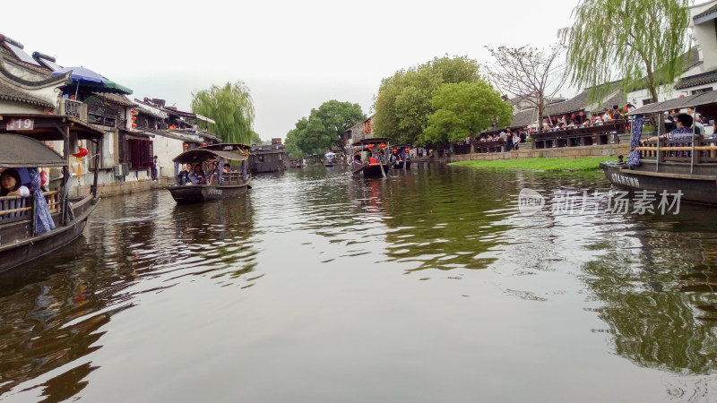 水乡河道乘舟游览场景