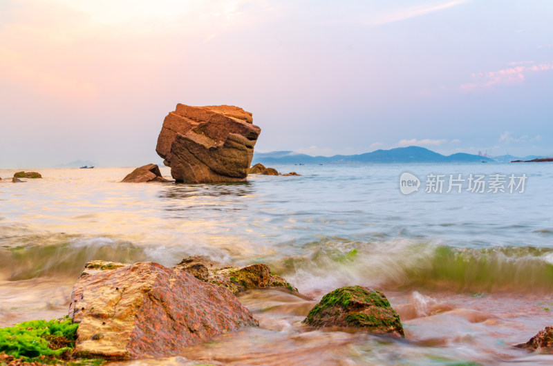 山东青岛太平角公园，夕阳中海上的巨石