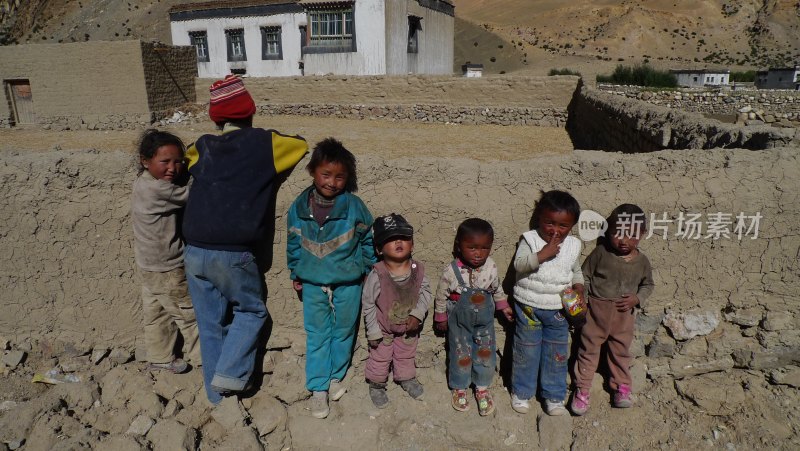离珠穆朗玛峰最近的孩子们