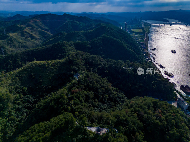 山川河流船只航拍图