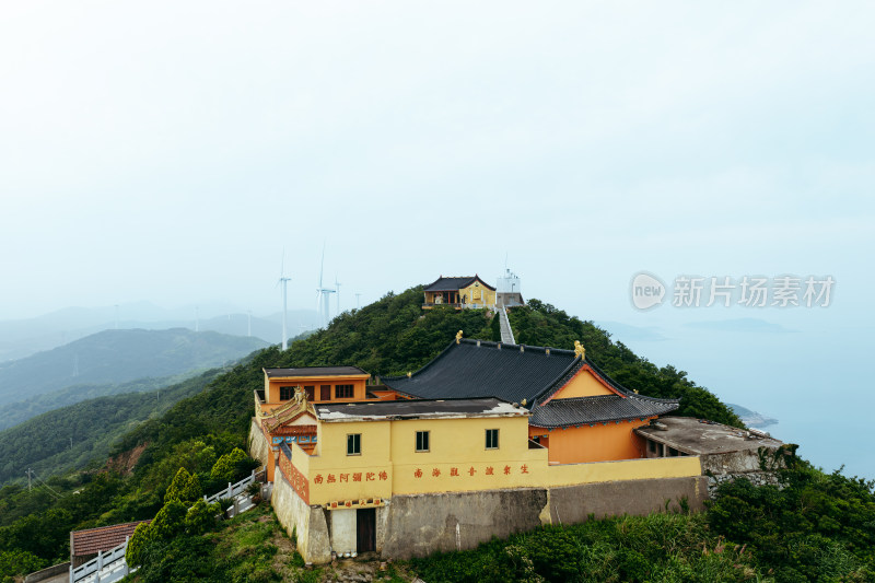 航拍岱山山顶上的佛教寺庙