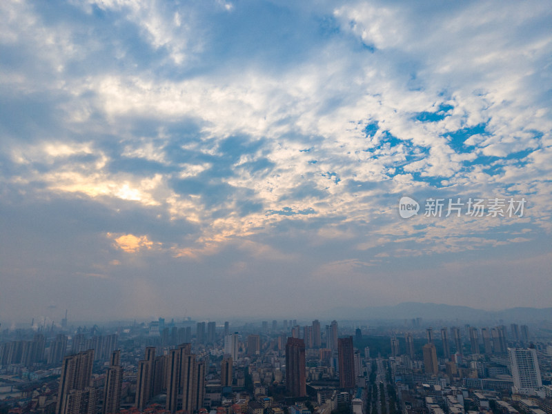 江西新余蓝天白云清晨航拍图