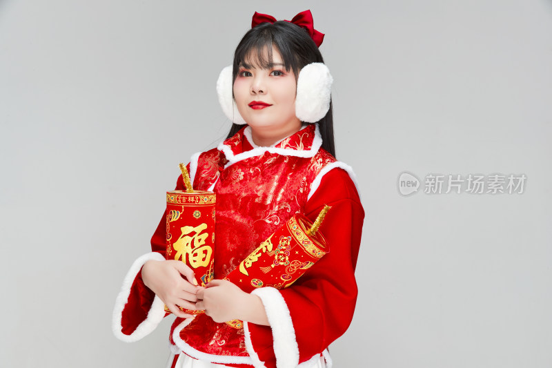 怀抱爆竹身穿喜庆汉服的可爱少女