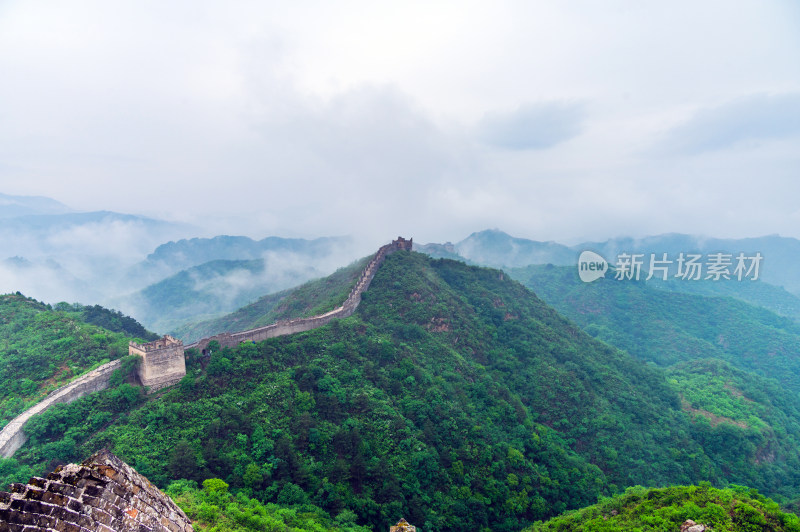 中国夏季金山岭长城阴天下雨云雾风光