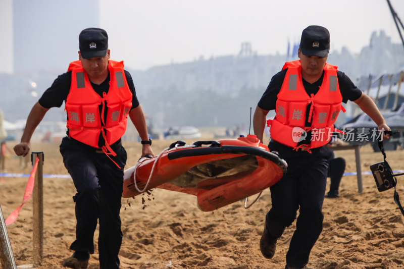 威海海岸警察在海水浴场演练近岸救援技能