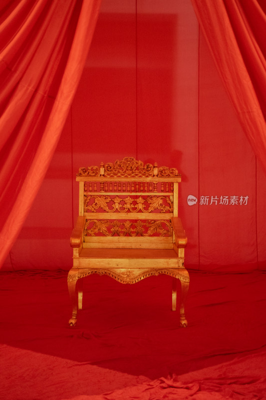 红色帐篷中的金色椅子