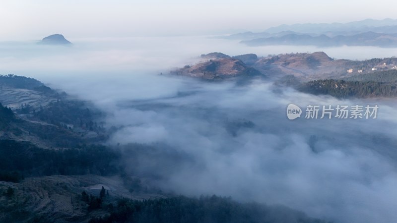 重庆酉阳：雾锁青山村庄靓