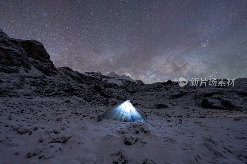 西藏嘎玛沟措学仁玛银河与雪山湖泊的夜色