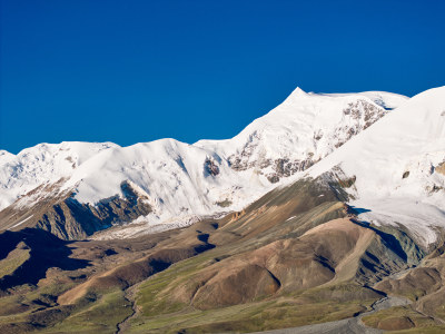 航拍阿尼玛卿雪山