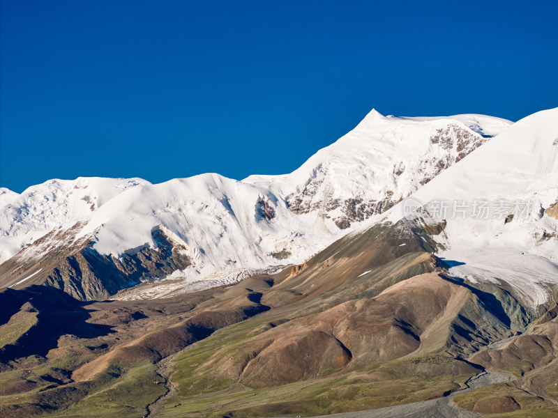 航拍阿尼玛卿雪山