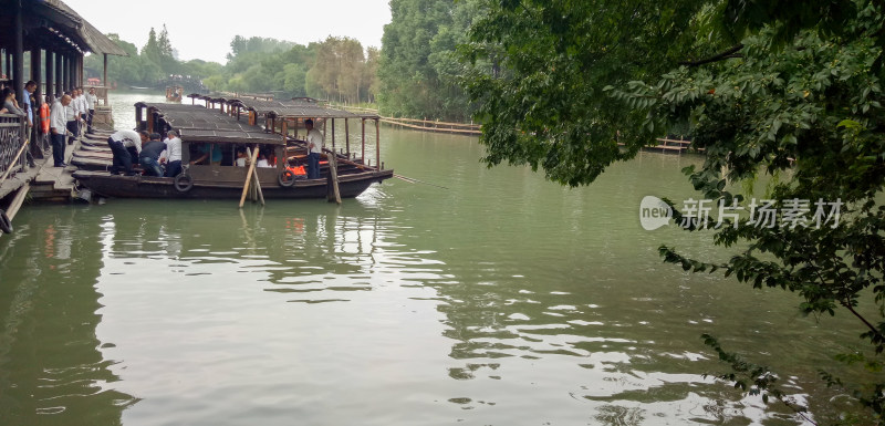 水乡码头游客登船场景