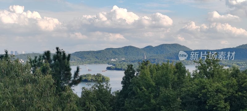 山林环绕的湖泊自然风光全景