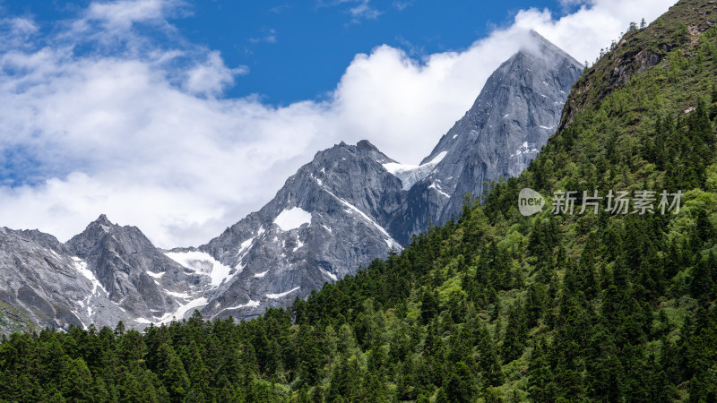 四川阿坝理县毕棚沟景区的雪山