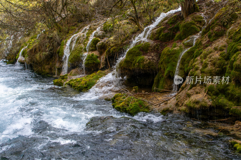 九寨沟秋色山间溪流瀑布