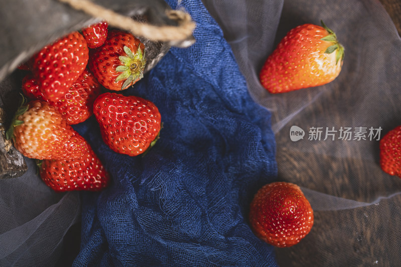 夏季水果草莓暗调风格图片