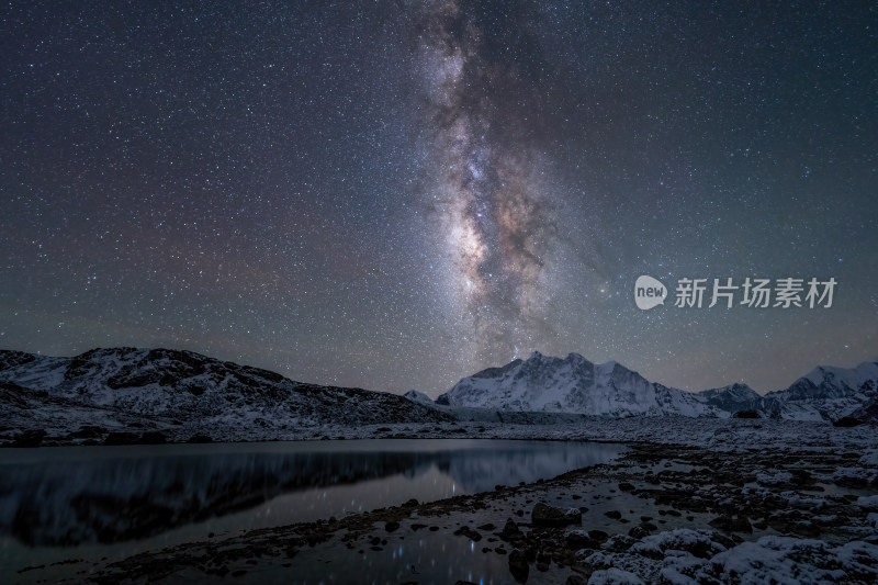 西藏嘎玛沟措学仁玛银河与雪山湖泊的夜色