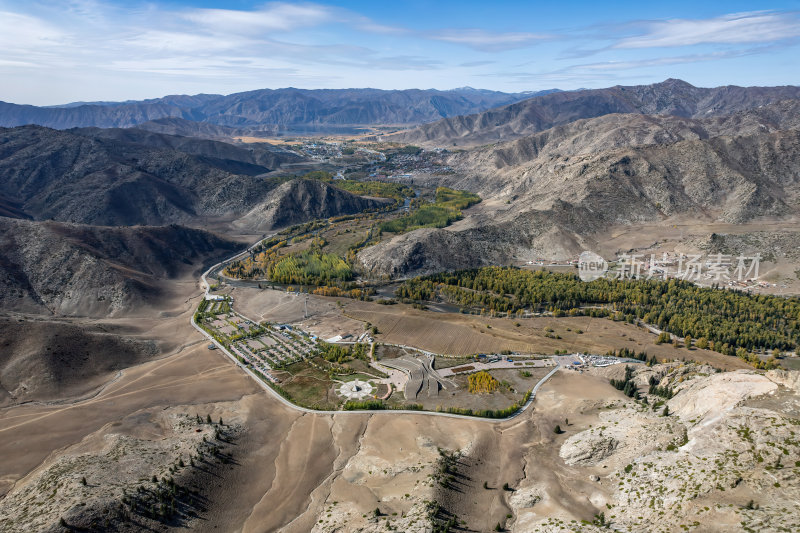 新疆阿勒可可托海秋色山谷河道秋景航拍