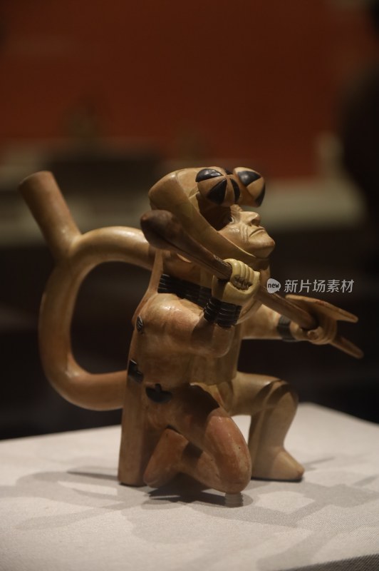 古代陶制人物吹奏雕塑