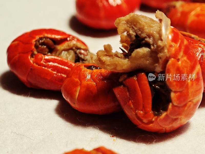 小龙虾露出鲜嫩饱满的虾肉