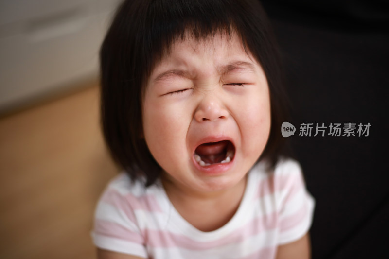 哭闹的亚洲小女孩特写