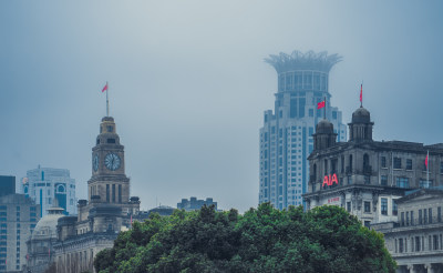 秋天雨雾中的上海外滩