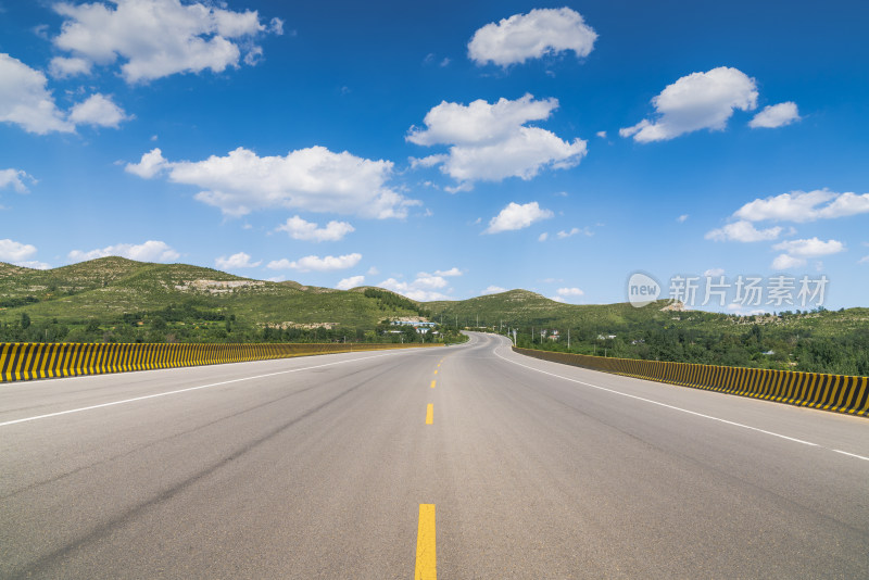 公路蓝天白云风景