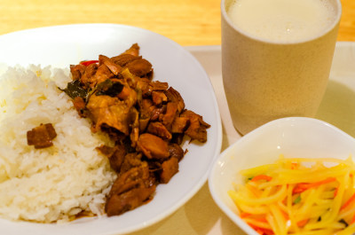 鸡肉盖饭配饮品与小菜