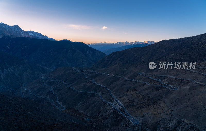 晨曦中的西藏昌都怒江七十二拐风景