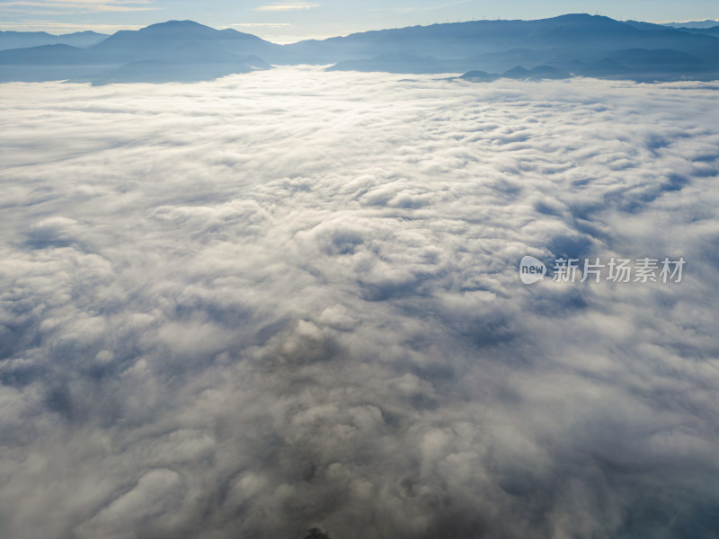 云海中的山峦航拍壮丽自然景观