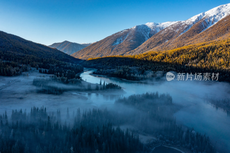 新疆北疆阿勒泰喀纳斯风景区秋天神仙湾