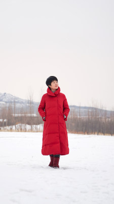 雪地上的红衣女子