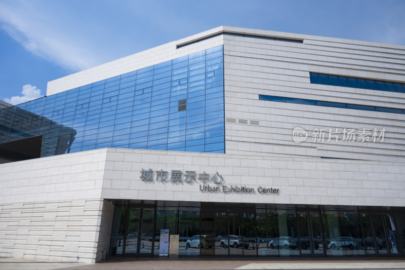 蓝天白云烟台开发区城市展示中心建筑风光