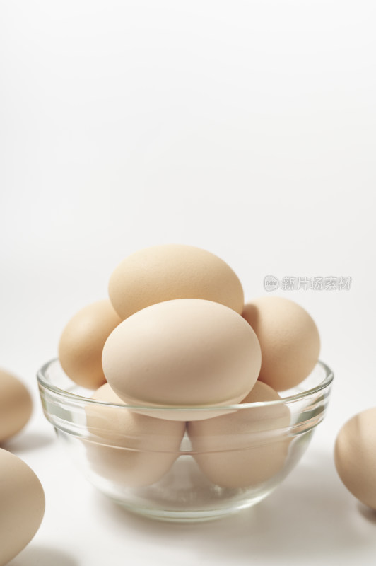 许多鸡蛋装在透明的玻璃碗中