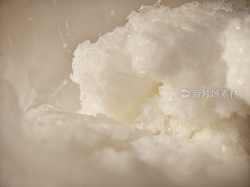 白色细腻的雪状物体特写