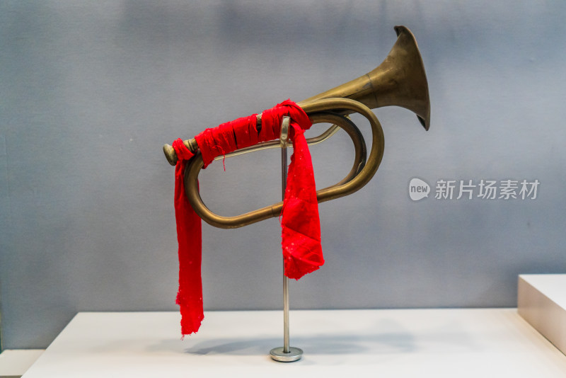 带红绸装饰的黄铜军号