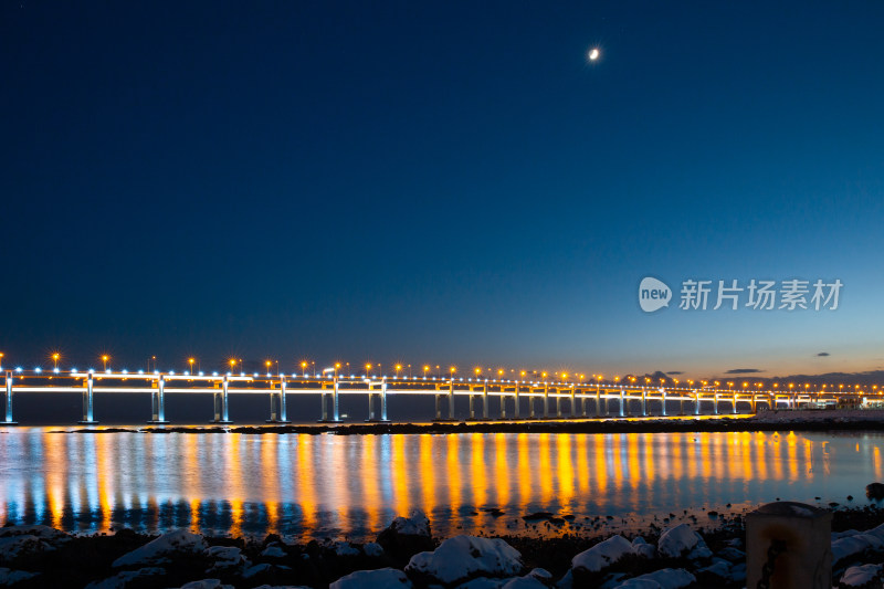 冬季月光下黑石礁公园跨海大桥夜景