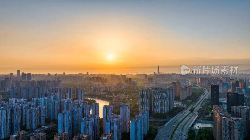 朝霞中的成都最高楼与城市建筑